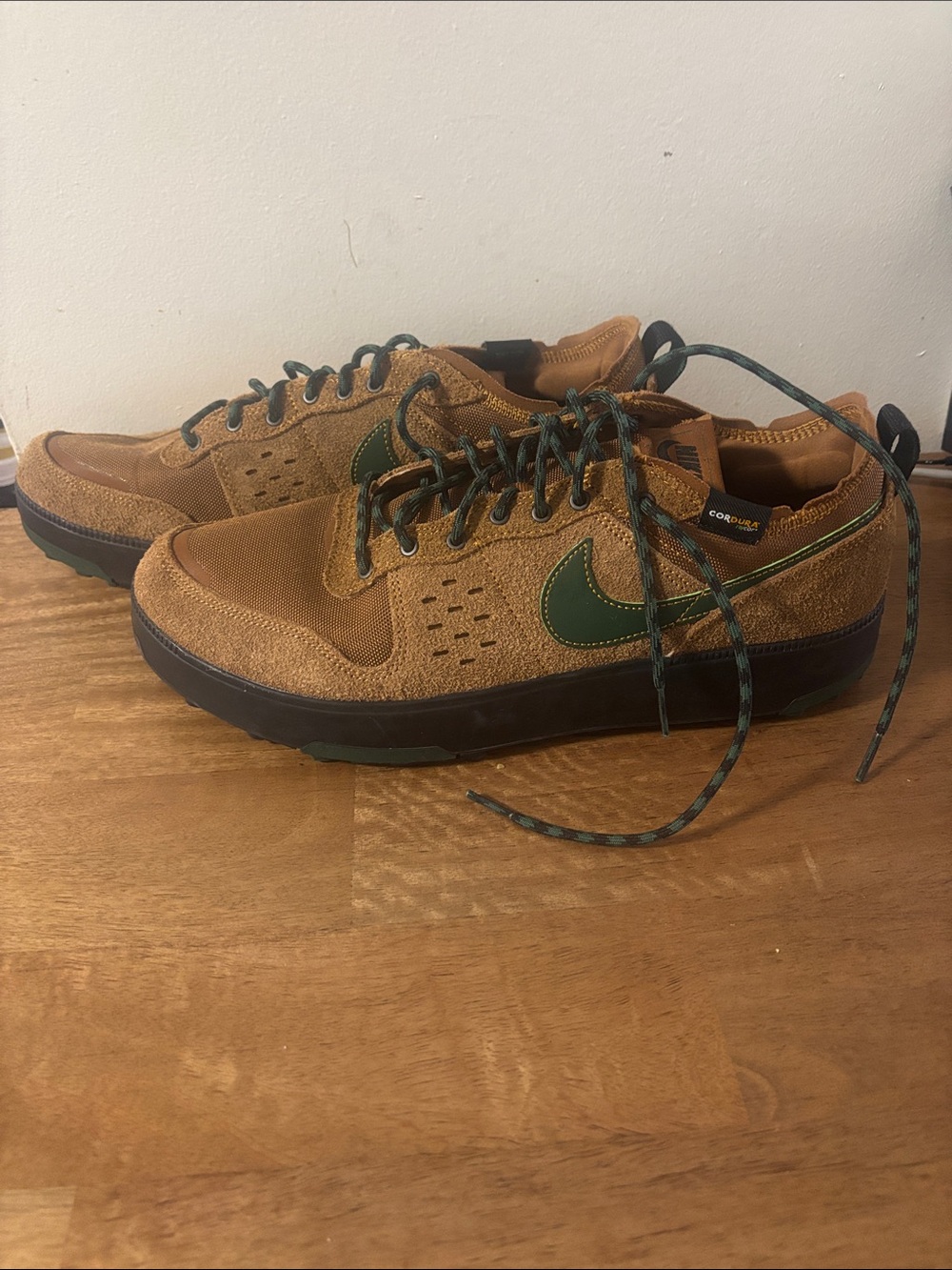 AuthenticNike ClTY Premium Condura Brown Low-Top Sneakers with Green Swoosh. S13